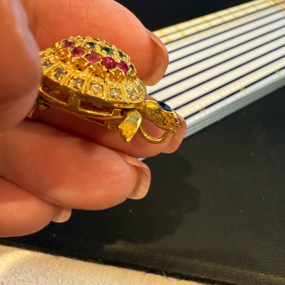Turtle brooch in shiny gold with vibrant stones - Picture 3 of 7